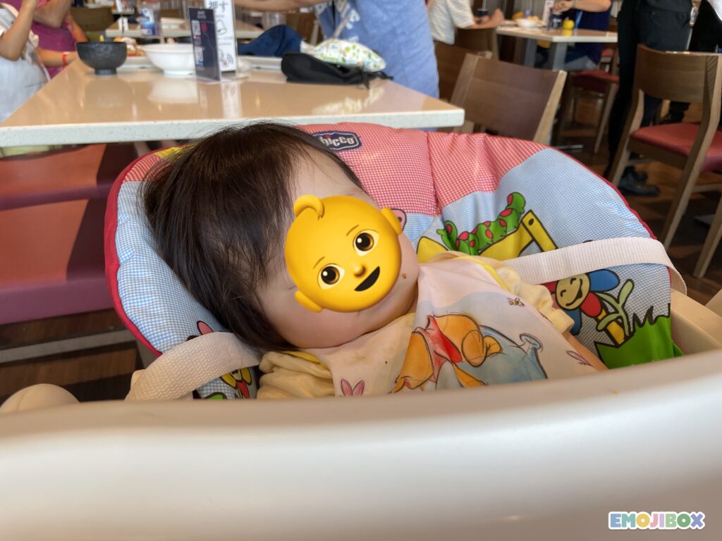 MSCベリッシマのレストランで食事の後ベビーチェアで眠る赤ちゃん