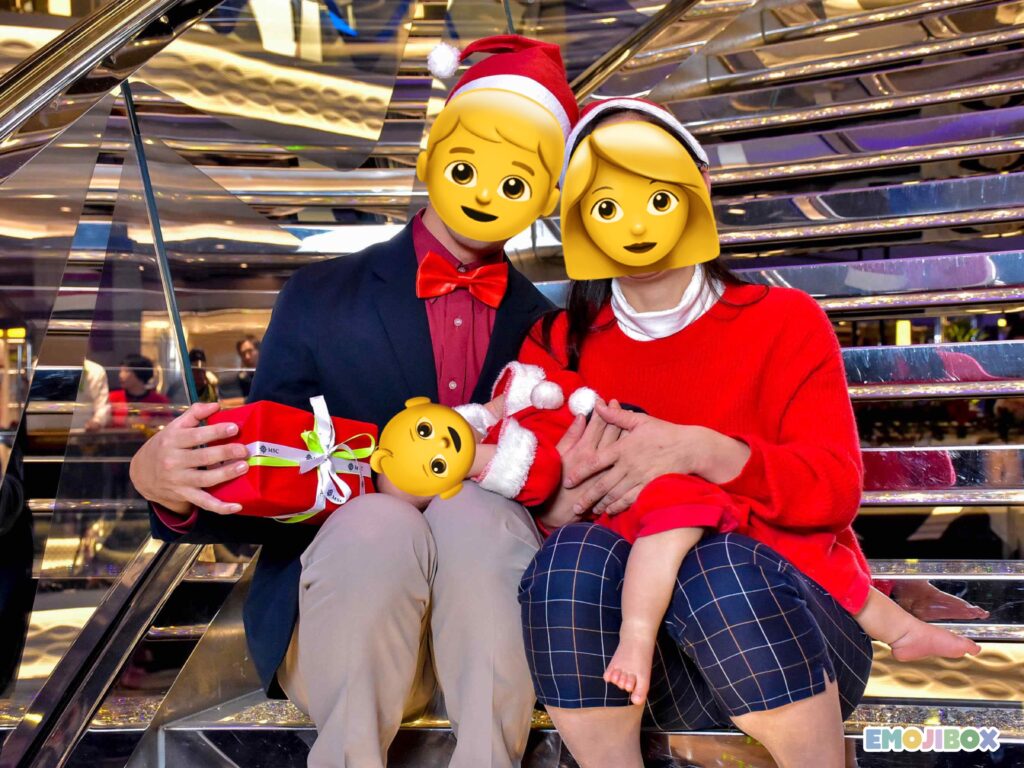 MSCべリッシマ船内で、クリスマス衣装を着た家族の豪華な階段の前での記念写真