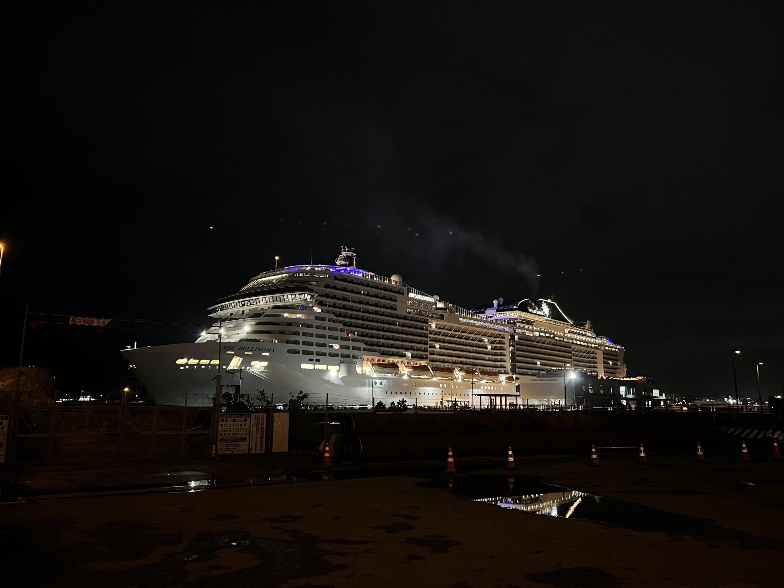 那覇港に夜停泊しているMSCベリッシマの様子