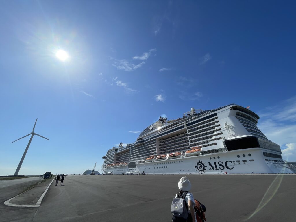 東室蘭港でMSCベリッシマを背景にママと赤ちゃんが歩いている様子