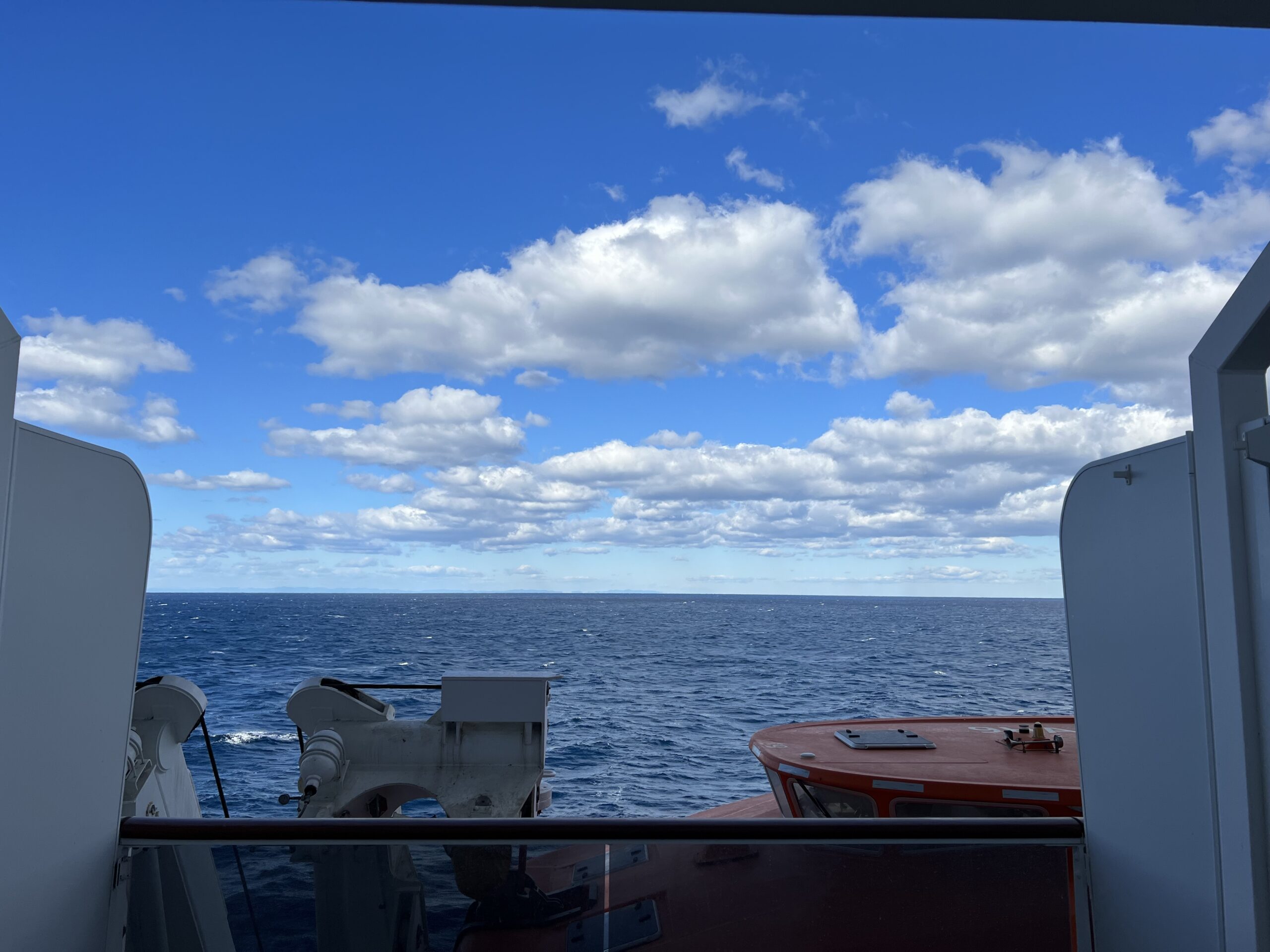 MSCベリッシマのバルコニーから見える青空と海の景色