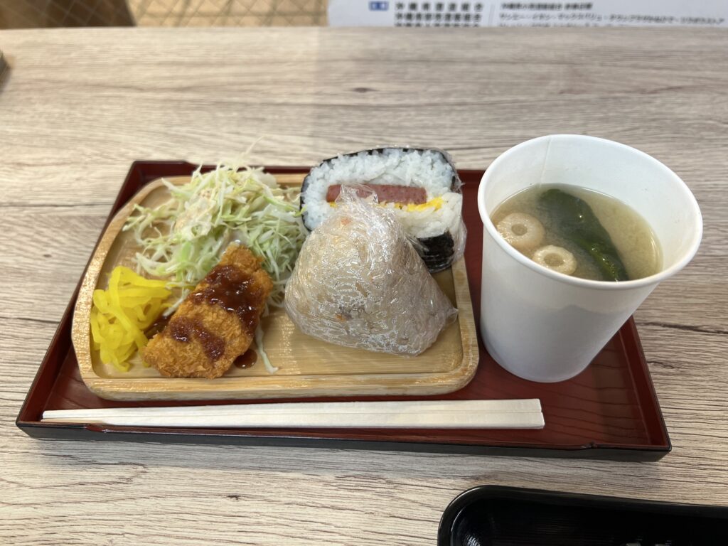 石垣島のおにぎり屋「うちょうりゃ」のおにぎりセットと味噌汁