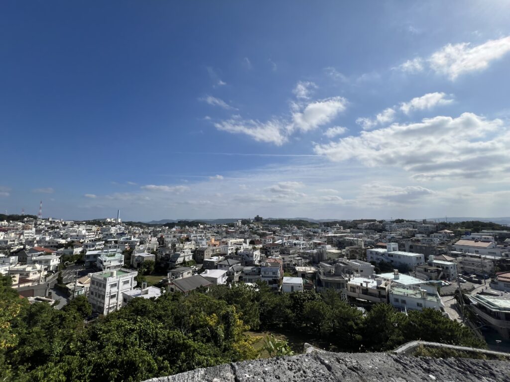 首里城から望む沖縄の街並みと青空