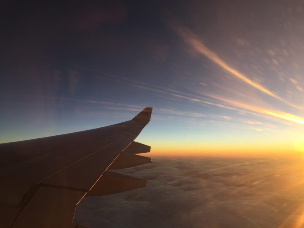 バルセロナを離陸した飛行機の翼と夕日