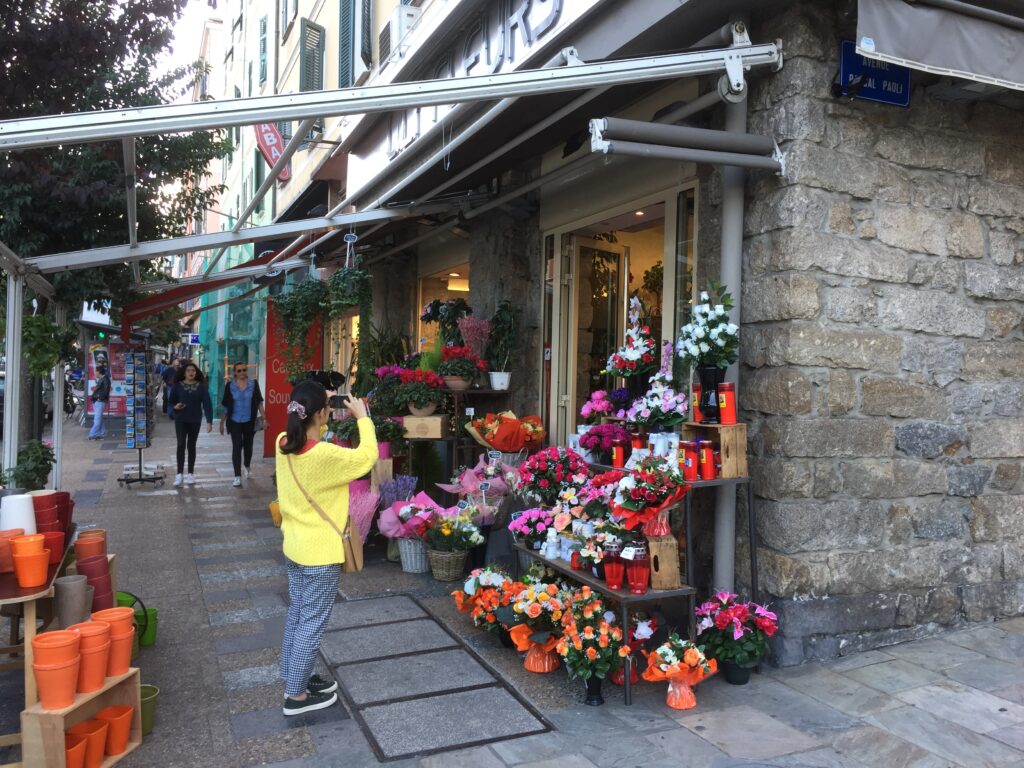 アジャクシオの街角にある花屋の店先