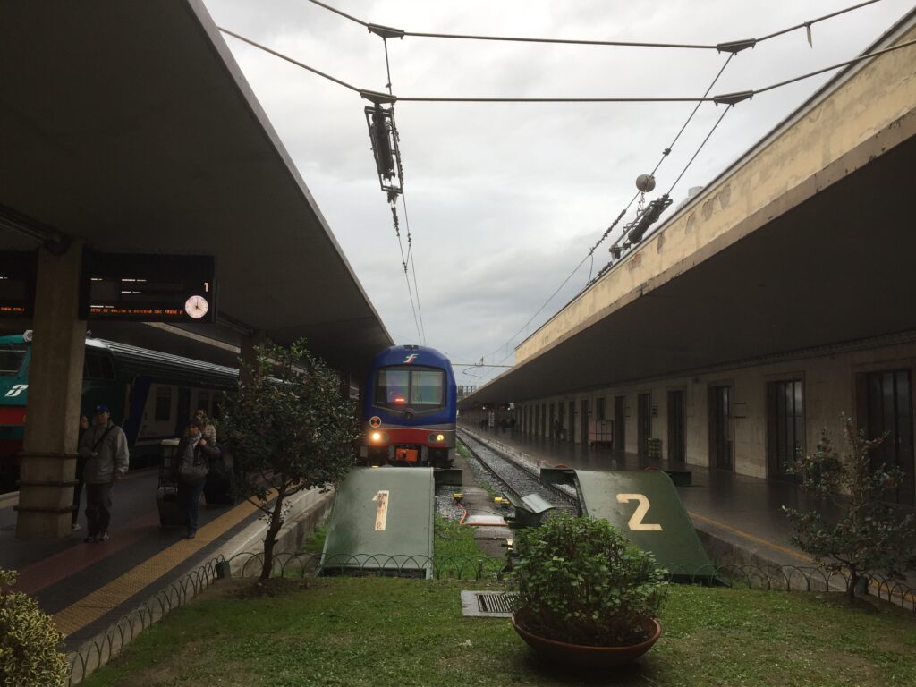 フィレンツェ駅のホームと停車中の列車