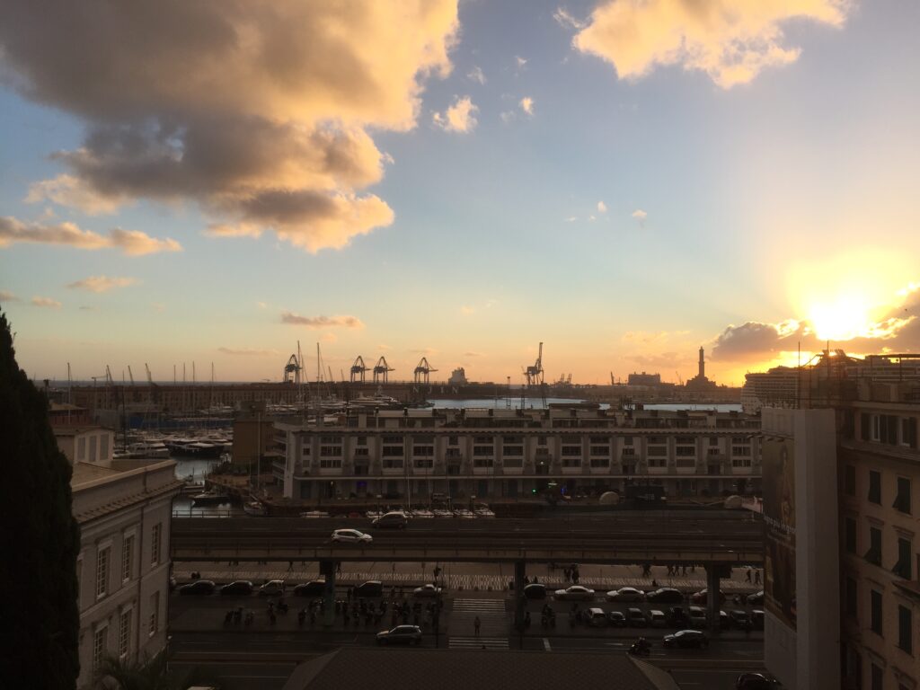 ジェノバ港の夕焼けと遠くに見えるMSCファンタジア