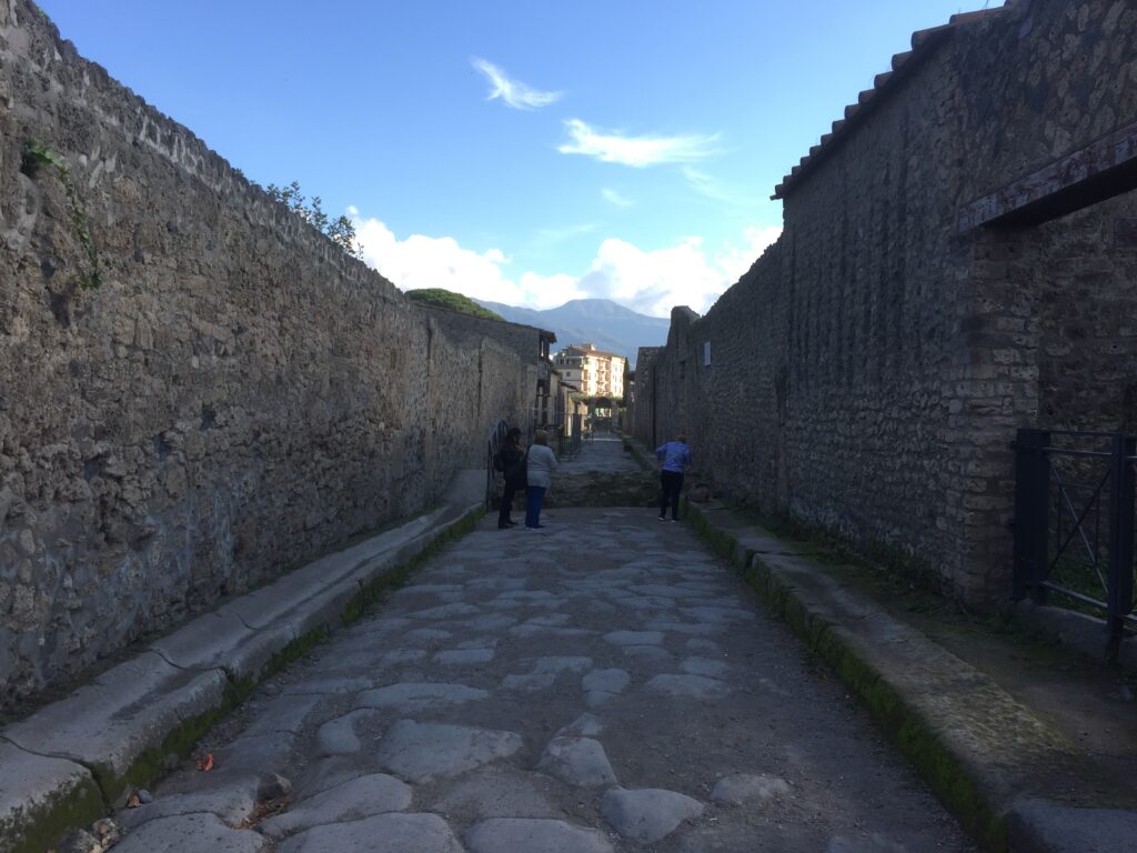 ポンペイ遺跡の石畳の古代の街路