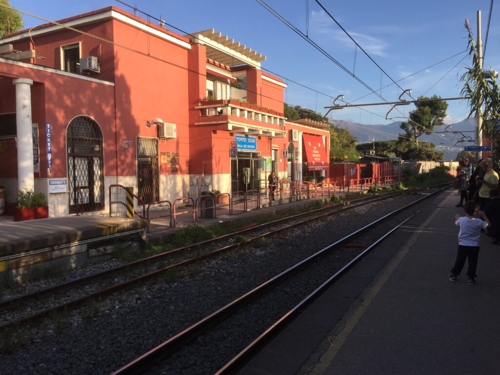 ポンペイの赤い建物が特徴的な鉄道駅