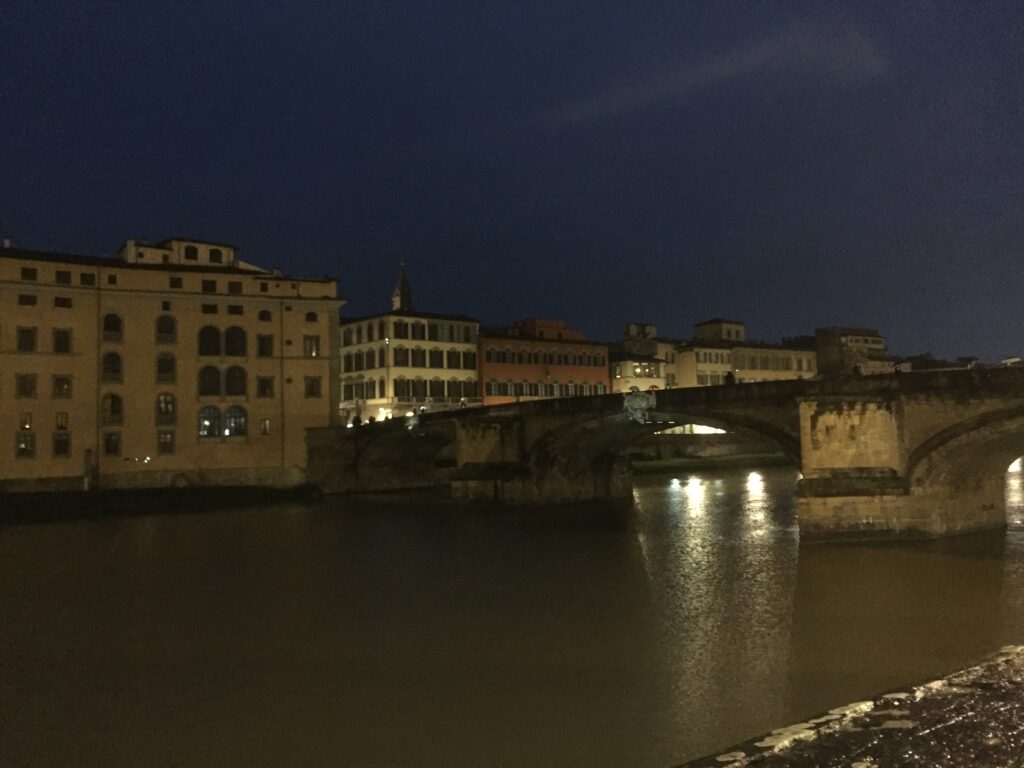 夜のヴェッキオ橋とアルノ川の景色