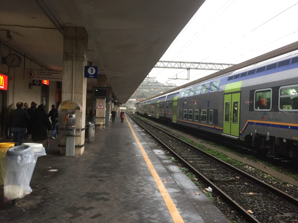 ラスペツィア中央駅のホームと停車中の電車