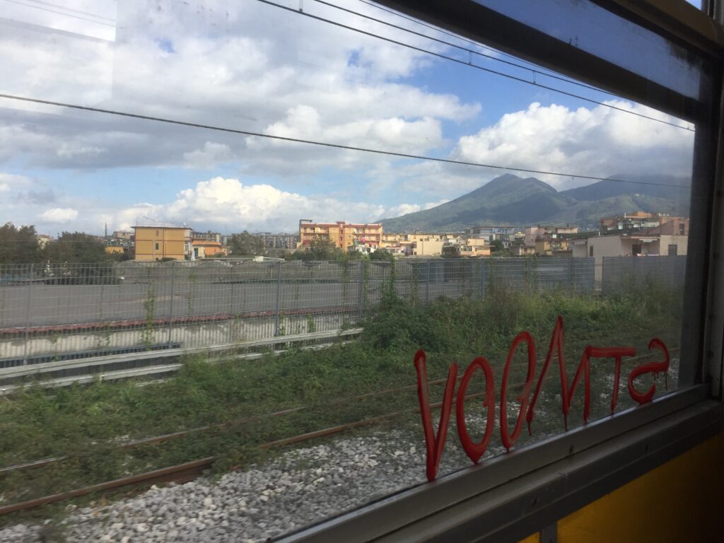 ポンペイに向かう電車の車窓から見た風景